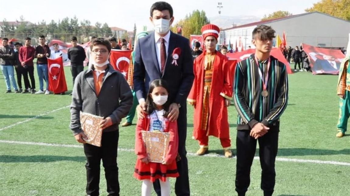 7/A sınıfı öğrencilerimizden Salih SARITAŞLIK 29 Ekim Cumhuriyet bayramı şiir yarışmasında ilçe birincisi oldu.